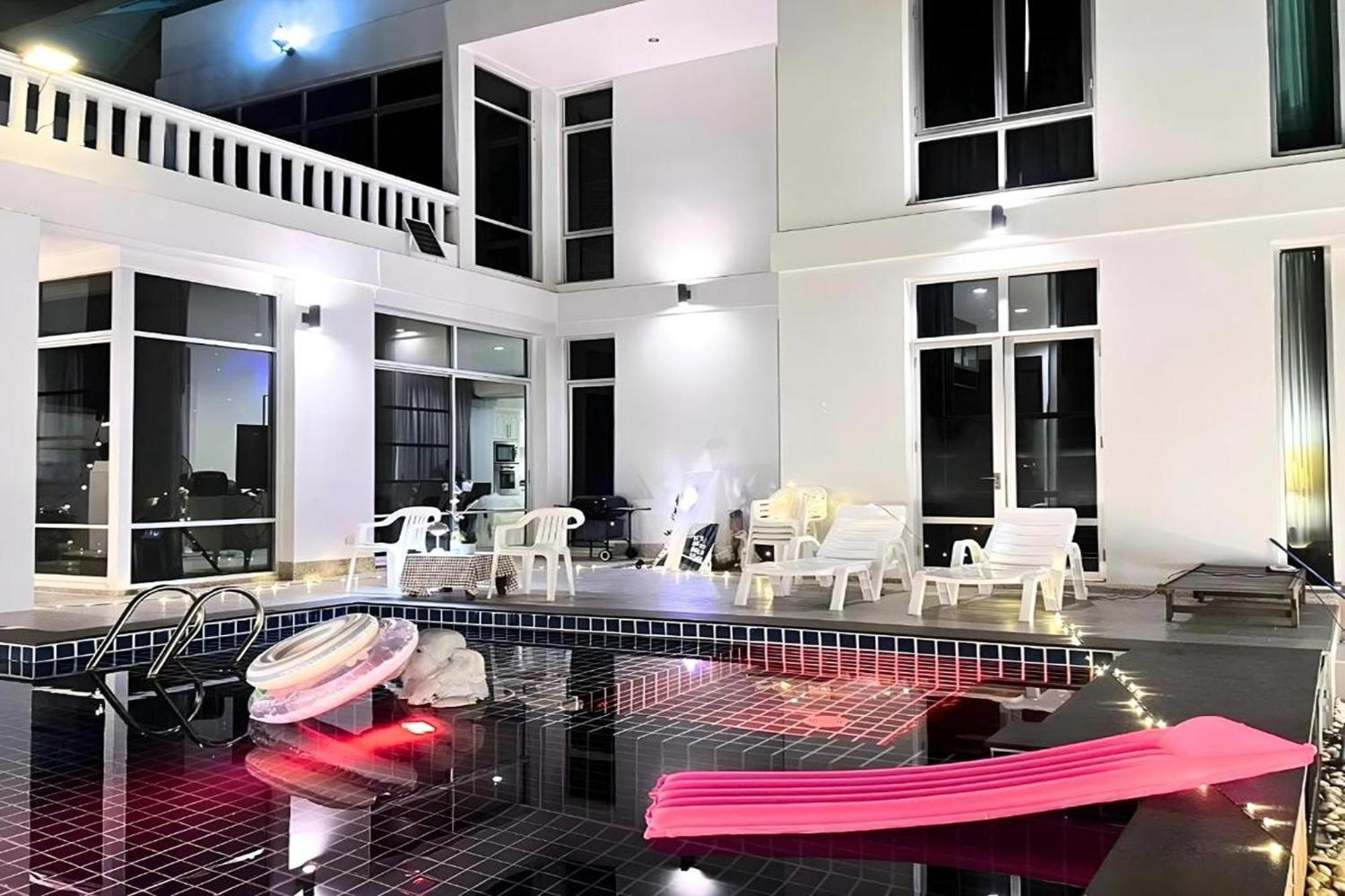 Bm Pool Pattaya Na Chom Thian